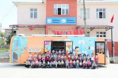 Mersin Büyükşehir Belediyesi, Gezici Kütüphane İle Öğrencilere 10 Bin Kitap Dağıttı