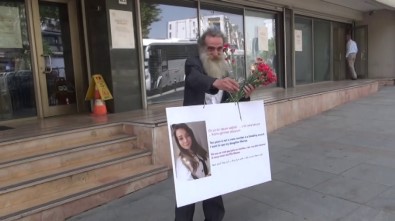 (Özel) 10 Yıldır Görmediği Kızına Ulaşmak İçin Taksim'de Çiçek Dağıtıyor