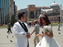 SOKAK SANATÇILARI - (Özel) İranlı Çift Gelinlik Ve Damatlığını Giyerek Taksim'e 'Fotoğraf' İçin Çıktı