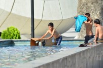 Sıcaktan Bunalan Çocuklar Süs Havuzunda Serinledi Haberi