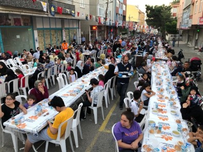 Sultanbeyli'nde Binlerce Vatandaş Gönül Sofraları'nda İftarını Açtı