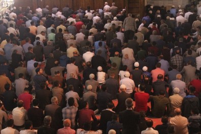 Van'da Kadir Gecesi'nde Camiler Doldu Taştı