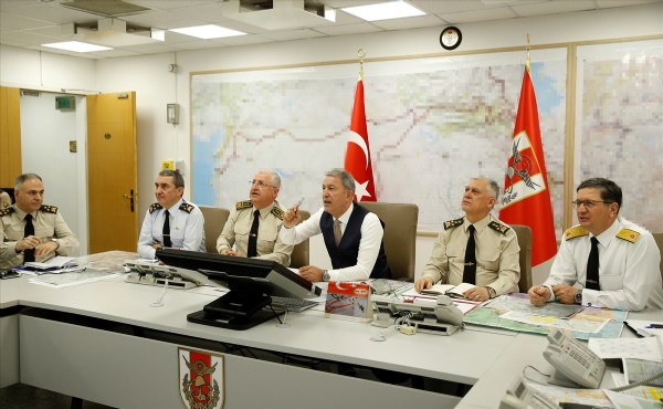 Bakan Akar ve komutanlar harekat merkezinde