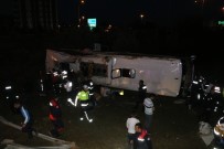 SADIK AHMET - Adana'da Yolcu Otobüsü Devrildi Açıklaması 2 Ölü 23 Yaralı