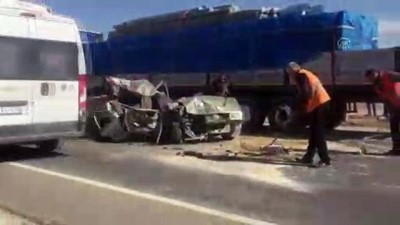 Afyonkarahisar'da Otomobil Tıra Çarptı Açıklaması 2 Yaralı