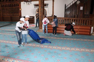 Beyşehir'de Ortaokul Öğrencileri Cami Temizliği Yaptı