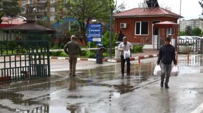 Diyarbakır'da Sağanak Yağmur Altında Ucuz Et Kuyruğu