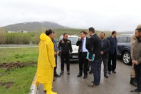 KARASU NEHRİ - Erzincan'da Nehirler Yola Taştı