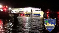 GUANTANAMO - Florida'da Uçak Pistten Kayıp Nehre Girdi