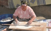 Köylü Kadınların Yufka Ekmeği Geleneği Sürüyor Haberi