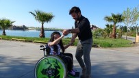 ÇAĞLAR ÖZDEMIR - Öğretmen İle Bedensel Engelli Çocuğun Dansı Türkiye Gündemine Oturdu