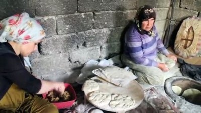 Şemdinli'de Kadınların Çörek Mesaisi