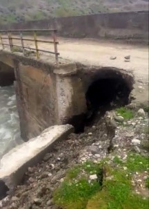 Siirt'te Aşırı Yağışlardan Dolayı 11 Köyün Kullandığı Köprü Zarar Gördü, Yol Ulaşıma Kapandı