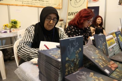 Temizlik Görevlisi Olarak Çalıştığı Kitap Fuarında Yazdığı Kitabı İmzaladı
