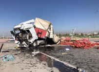 SERVİS OTOBÜSÜ - Tır İle Servis Otobüsü Çarpıştı Açıklaması 1 Ölü, 24 Yaralı