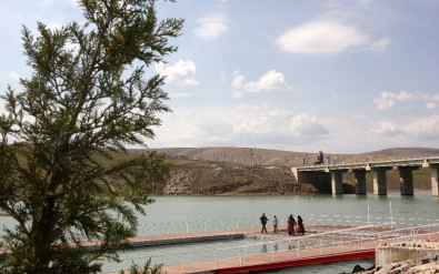 Bağıştaş Barajı Hafta Sonları Turist Akınına Uğruyor