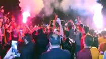 TAKIM OTOBÜSÜ - Galatasaray'a Florya'da Coşkulu Karşılama