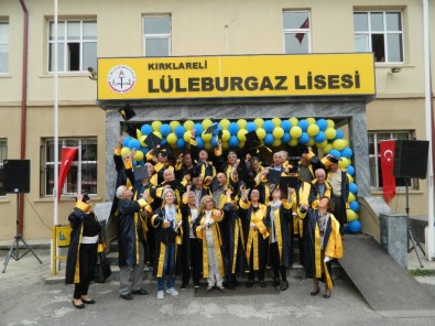 50 Yıl Sonra Aynı Okulun Önünde Yeniden Kep Attılar