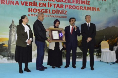 Diyarbakır'da Şehidin Ailesine Devlet Övünç Madalyası Verildi