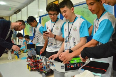 Fen Lisesi Öğrencilerinden Bilim Fuarı