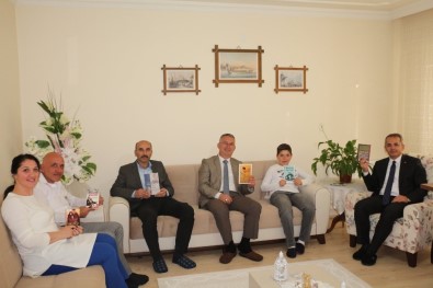 Kaymakam Pişkin, Konuk Olduğu Ev Sahipleriyle Kitap Okudu