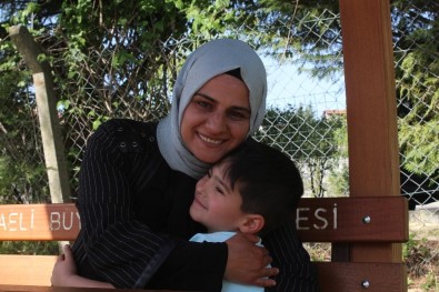 (Özel) Konuşamayan Oğlu İçin Çareyi Son Umut Olarak Geldiği Türkiye'de Buldu
