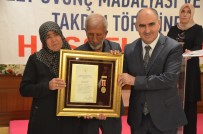 ÖVÜNÇ MADALYASI - Şehit Aileleri Ve Gazilere Devlet Övünç Madalyası Verildi