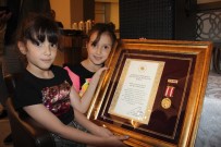 ÖVÜNÇ MADALYASI - Şehitlerin Madalyalarını Minik Kızları Aldı