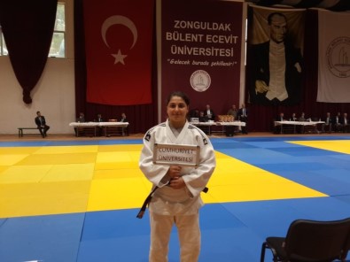 Sivas'a Madalya İle Döndü