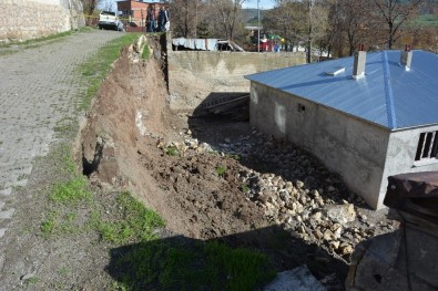 Tercan'da Bir Evin İstinat Duvarı Çöktü