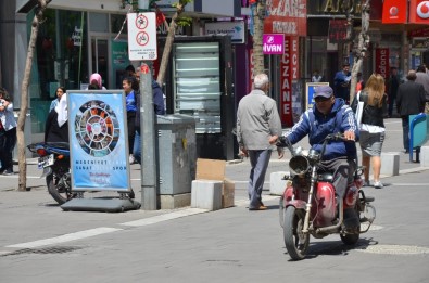 Uşak'ta Trafiğe Kapalı Caddede Motor Sürücüleri Cirit Atıyor