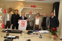 ALI KARAMıK - Eyüpoğlu, Başkan Erdem'e Forma Hediye Etti