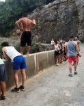 Gençlere 'Cesaret Dersi Vereceğim' Deyip 35 Metreden Atladı