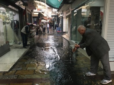 İzmir'de dolu ve sağanak yağış