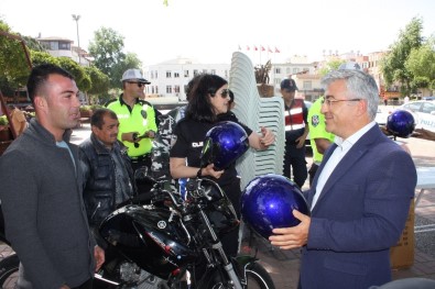 Karayolu Trafik Haftasında Motosiklet Sürücülerine Kask Dağıtıldı