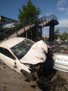 Kontrolden Çıkan Otomobil, Park Halindeki Araçlara Çarparak Durabildi Açıklaması 2 Yaralı