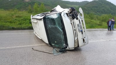 Minibüsle Otomobil Çarpıştı Açıklaması 1 Ölü, 1 Yaralı