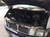 YOLCU TAŞIMACILIĞI - Minibüsün Motoru Bir Anda Yandı