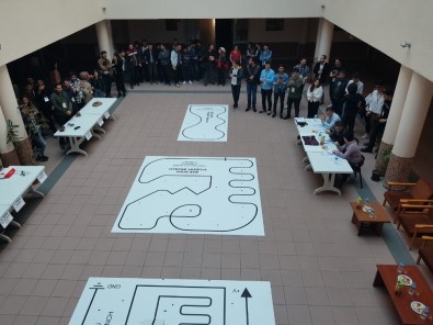 Öğrenciler Robotları Yarıştırdı