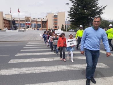 Öğrencilerden Sürücülere Uyarı