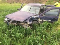 Çarpışan İki Otomobilden Biri Araziye Uçtu Açıklaması 6 Yaralı