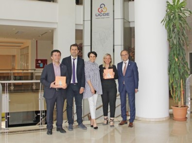 Ekmeğe Fısıldayan Kadın Üçge'de