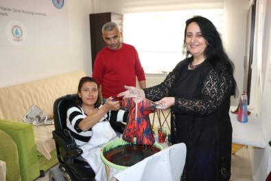 Engelli Kursiyerler Ebru Sanatı Yaparak Vakit Geçiriyor