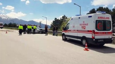 Erzincan'da Otomobil Köprüdeki Bariyerlere Çarptı Açıklaması 2 Yaralı