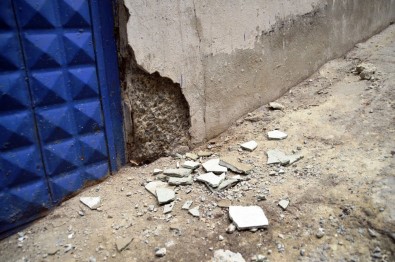 Esenler'de Kolonları Çatlayan Bina Boşaltıldı