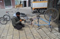 Hurda Malzemelerden Engelliler İçin Bisiklet Yapıyor