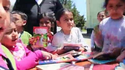 'Onlar Da Okusun' Diye Köy Köy Gezerek, Kitap Dağıtıyorlar