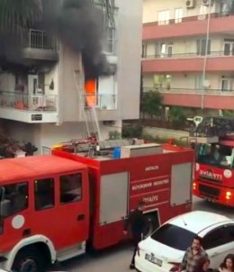 Antalya'da Yanan Dairede Korkutan Patlama