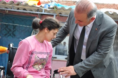 Başkan Kaya, Engelli Sevilay'a Tekerlekli Sandalye Hediye Etti