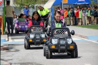 MUSTAFA NECATİ - Çocuklar Trafik Kurallarını Araba Kullanarak Öğreniyor